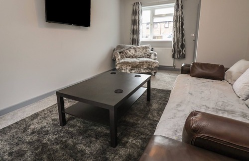 Penycae Cabaña | WOODSIDE, pet friendly, with hot tub in Penycae