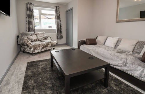 Penycae Cabaña | WOODSIDE, pet friendly, with hot tub in Penycae
