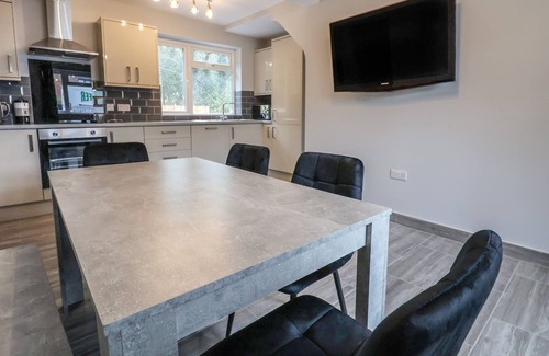 Penycae Cabaña | WOODSIDE, pet friendly, with hot tub in Penycae