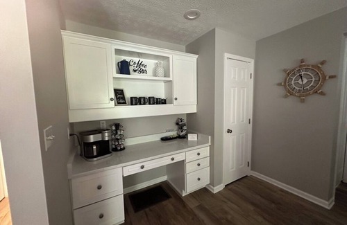 Bronston Condominio | Woodson Bend 108-4. Fully Updated First Floor Lake View Condo.