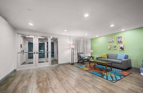 Dearborn Hotel | Woodspring Suites Dearborn - Detroit