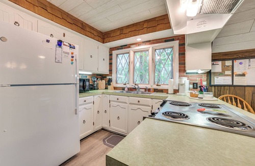 Mancelona Cabina | Woodsy A-Frame Cabin w/Lakes of the North Access