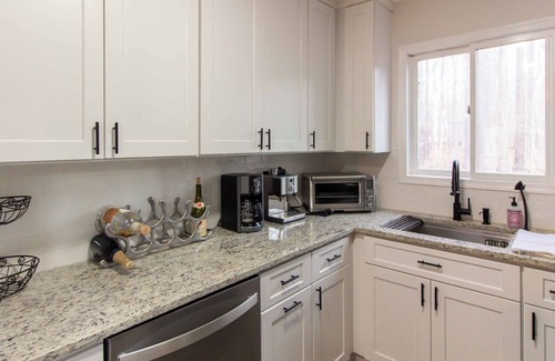 Gouldsboro Cabina | Woodsy A-Frame in Pocono Mountain Resort, Family and Pet Friendly!