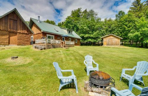Beaver Cove Casa | Woodsy Beaver Cove Cabin with Deck and Fire Pit!