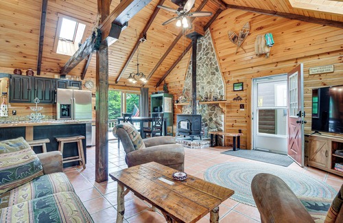 Beaver Cove Cabina | Woodsy Beaver Cove Cabin w/ Deck & Fire Pit!
