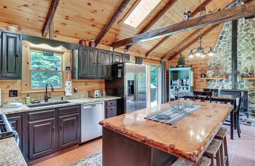 Beaver Cove Cabina | Woodsy Beaver Cove Cabin w/ Deck & Fire Pit!
