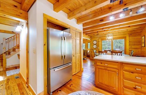 Mountain Vista Cabina | Woodsy cabin with hot tub, gas fireplace, firepit, balcony & gas grill