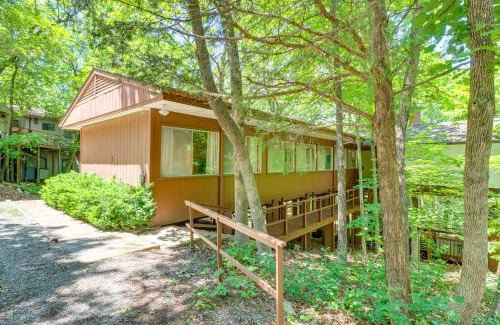 Mountain Home Casa | Woodsy Mountain Home Escape Walk to Marina!