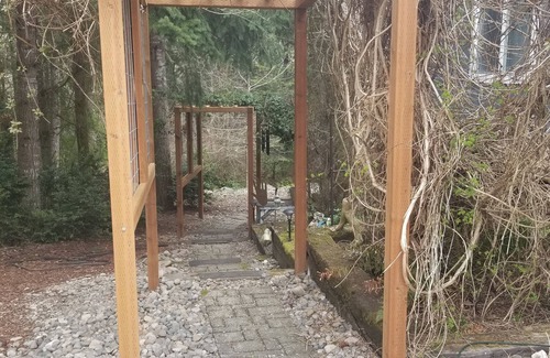 Lacey Casa | Woodsy Retreat has the trail to the temperate rain forest, and outdoor spa.