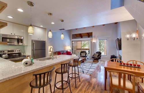 Carnelian Woods Casa | Woodsy Suite: 1 BR, 1. 5 BA Casa adosada en Carnelian Bay, capacidad para 4