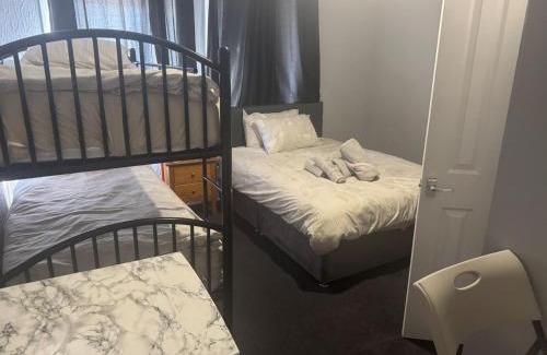 Leeds Cama Y Desayuno | Woodville Lodge Leeds - A Cosy Guest House with Self Service Residents Kitchen