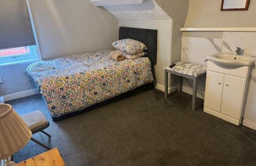 Leeds Cama Y Desayuno | Woodville Lodge Leeds - A Cosy Guest House with Self Service Residents Kitchen