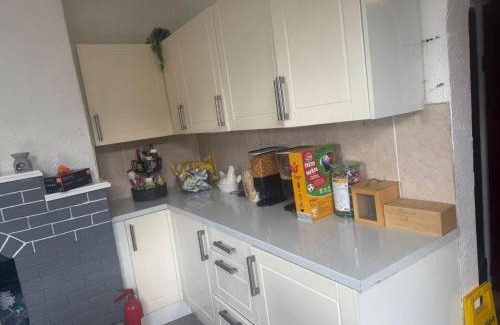 Leeds Cama Y Desayuno | Woodville Lodge Leeds - A Cosy Guest House with Self Service Residents Kitchen