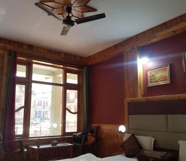 Kasol Hotel | Woodward Magique