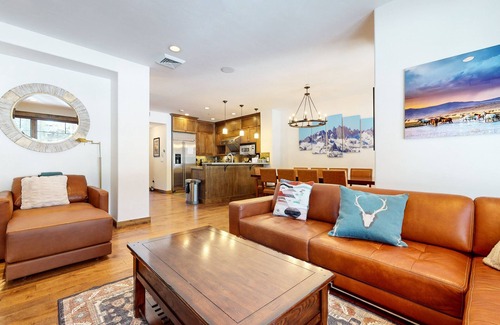 Woodwinds Casa | Woodwinds 1271 Spacious Mountain Modern Home with Private Hot Tub, Fireplace and Garage by RedAwning