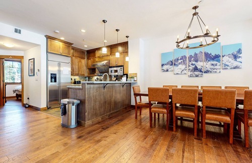 Woodwinds Casa | Woodwinds 1271 Spacious Mountain Modern Home with Private Hot Tub, Fireplace and Garage by RedAwning