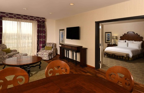 Aurora Hotel | Woolley’s Classic Suites