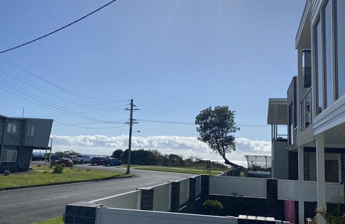 Woonona Casa | Woonona Beach House a few steps from patrolled beach, parks and cafes