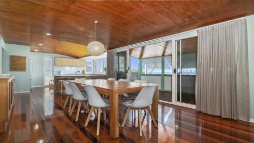 Woorim Casa | Woorim Beach House with Water Views