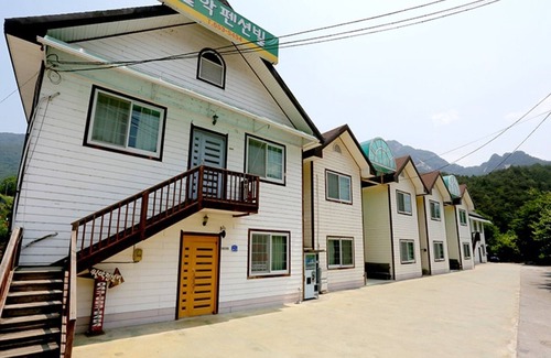 Jecheon Casa | Worak Pensionville Gogh's House