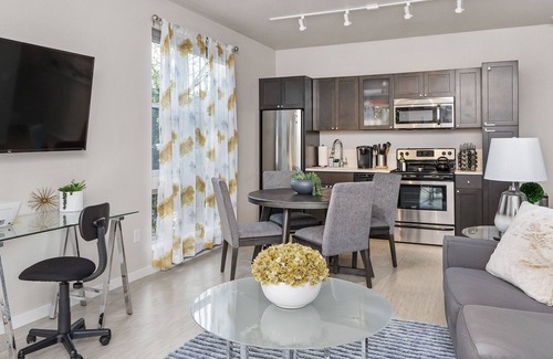 Kingfield Apartamento | Work From Here🌸Fast WiFi🌸Keurig+Coffee🌸55" Roku TV