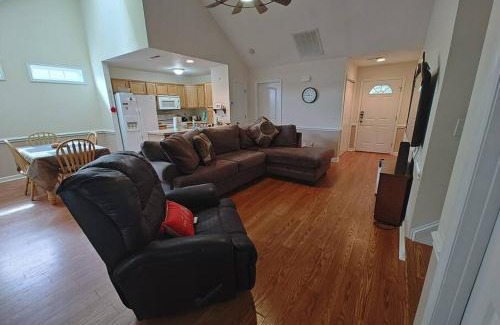 New Bern Casa | Work Groups Welcome! 3 Bedroom House with screened in porch