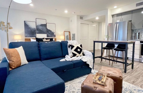 Walnut Creek Apartamento | Work Here Secure Elevator Luxe Kitchen & Bath King Bed W/D Gig WiFi