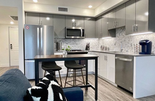 Walnut Creek Apartamento | Work Here Secure Elevator Luxe Kitchen & Bath King Bed W/D Gig WiFi