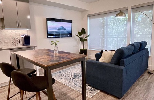 Walnut Creek Apartamento | Work Here Secure Elevator Luxe Kitchen & Bath King Bed W/D Gig WiFi
