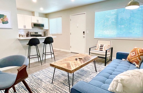Walnut Creek Apartamento | Work Here Walk+Shop+Dine Downtown King Bed Remodeled Kitchen Top Floor
