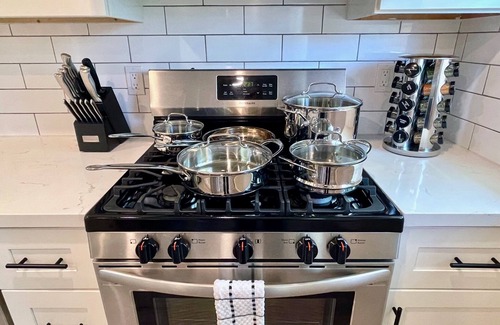 Walnut Creek Apartamento | Work Here Walk+Shop+Dine Downtown King Bed Remodeled Kitchen Top Floor