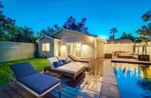 North Central Casa | ¡Noche libre! The Rose Bungalow - ¡Tu hogar lejos de casa!