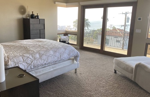 Sunset Cliffs Casa | Work remote in San Diego. Quiet neighborhood between the Harbor & Sunset Cliffs.