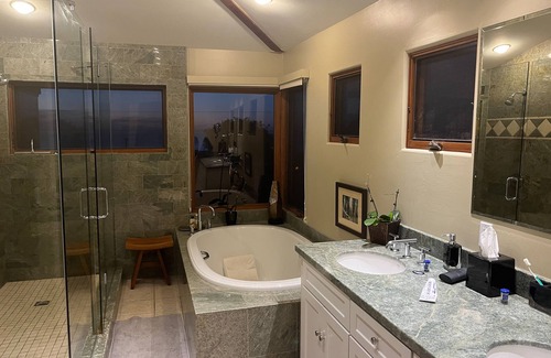 Sunset Cliffs Casa | Work remote in San Diego. Quiet neighborhood between the Harbor & Sunset Cliffs.