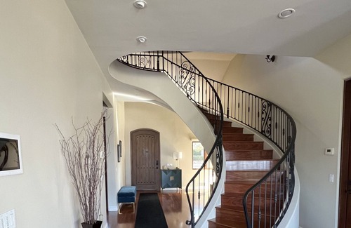 Sunset Cliffs Casa | Work remote in San Diego. Quiet neighborhood between the Harbor & Sunset Cliffs.