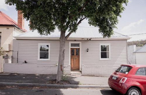 North Hobart Casa | Workers cottage on Wellington