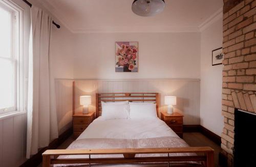 North Hobart Casa | Workers cottage on Wellington
