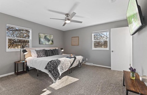Jeffersonville - Clarksville Casa | Workfriendly home with ping pong & outdoor grill