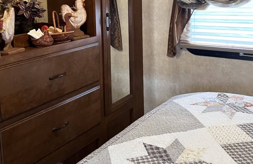 Winchester Otro | Working Dairy Goat Farm - Glamping in RV Camper in Luxury - Deer Hunters Welcome
