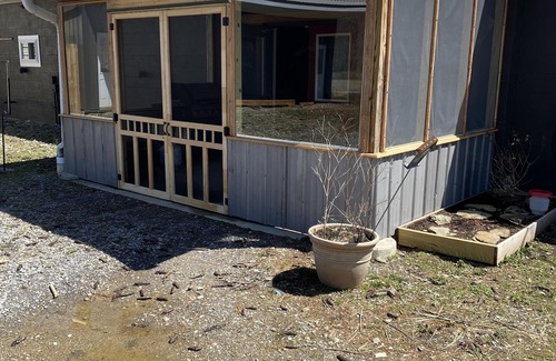 Allegany Apartamento | Working farmette at converted warehouse in the Allegany Mountains.