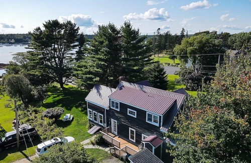 Bass Harbor Casa | Vistas de la costa de trabajo en una ciudad portuaria de Maine por excelencia