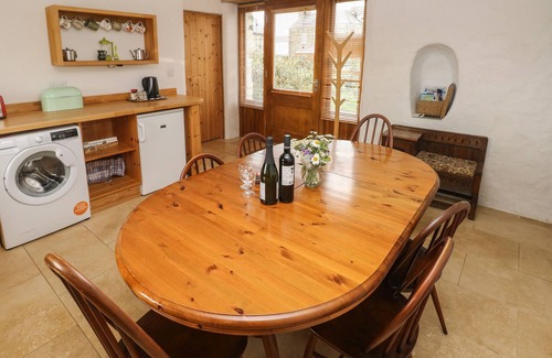 Goodwick Cabaña | WORKSHOP, pet friendly, with open fire in Goodwick