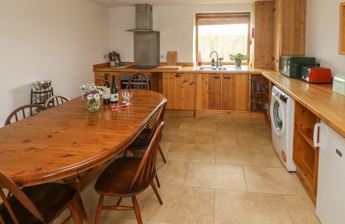 Goodwick Cabaña | WORKSHOP, pet friendly, with open fire in Goodwick