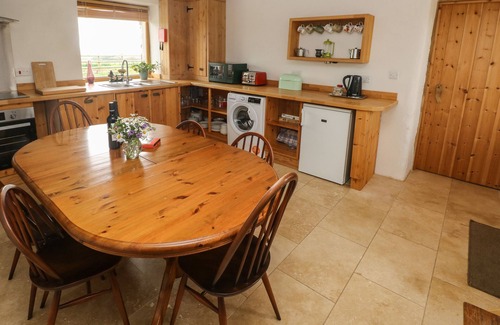 Goodwick Cabaña | WORKSHOP, pet friendly, with open fire in Goodwick