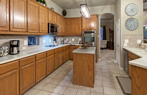 The Colony Casa | Wow! Gorgeous 4BR/3 BTH Home Professionally Designed, Pool & Hot Tub Sleeps 1-12