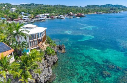 Antoneys Cay Apartamento | Wow! Views and more, fantastic 2 bedroom in West End - Villa Agua apts