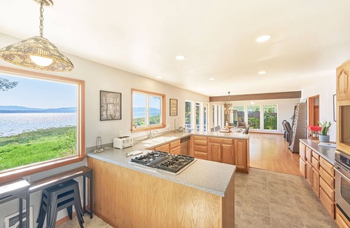 Long Beach Casa | WOW Views, Oversized Deck, Luxurious (KBay)