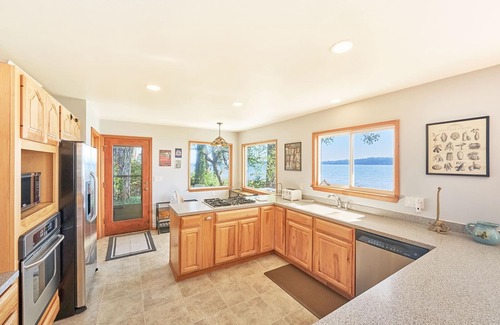 Long Beach Casa | WOW Views, Oversized Deck, Luxurious (KBay)