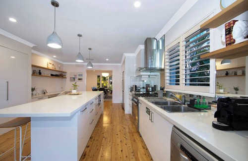 Woy Woy Casa | Woy Woy Staycation - Heated Pool & Spa & Wood Fire Pizza & Pool Table & Games