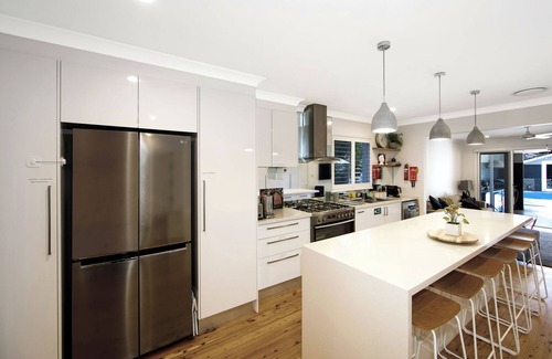 Woy Woy Casa | Woy Woy Staycation - Heated Pool & Spa & Wood Fire Pizza & Pool Table & Games